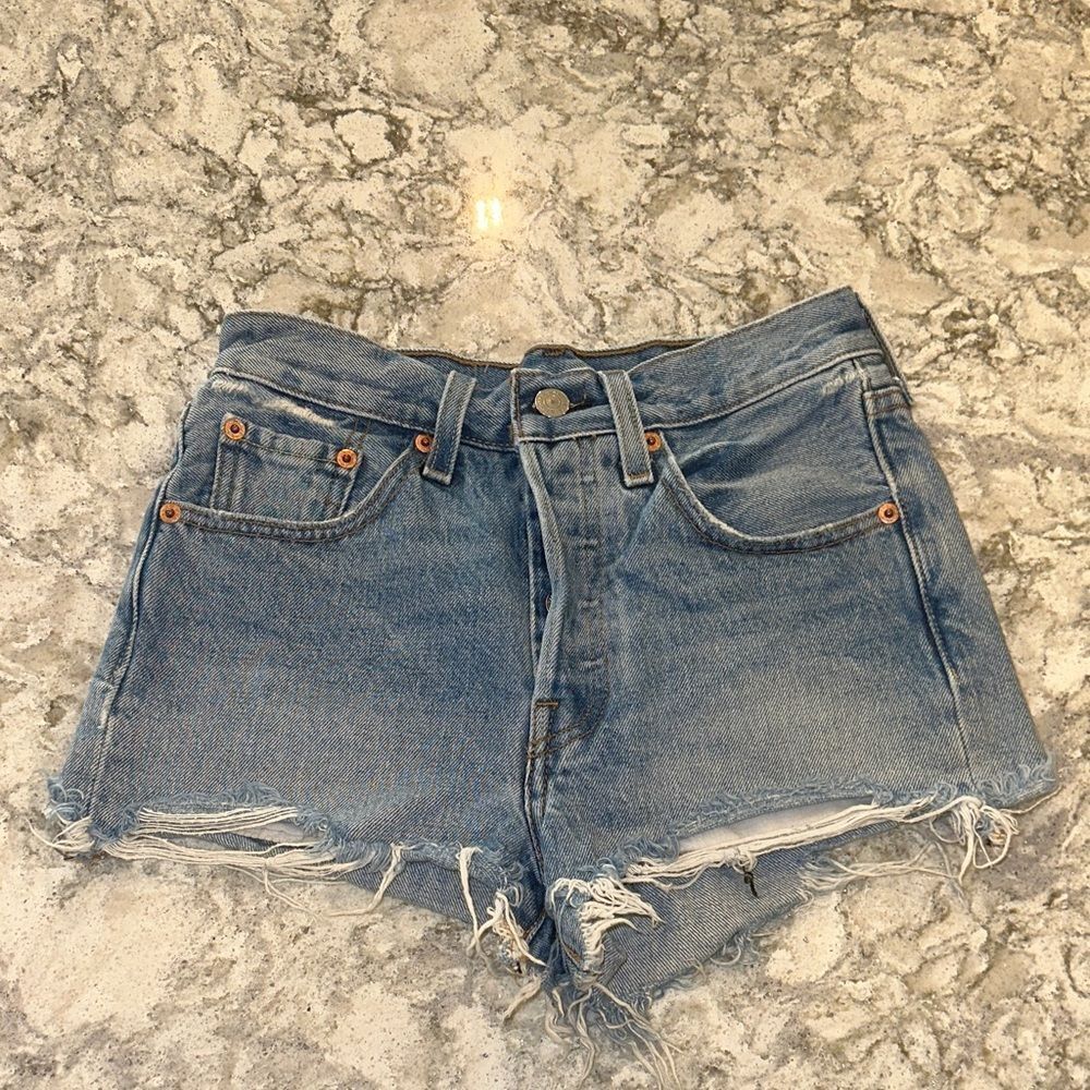 👖 Levi’s 501 Original High-Rise Denim Cutoff Shorts – W24 (2” Inseam)